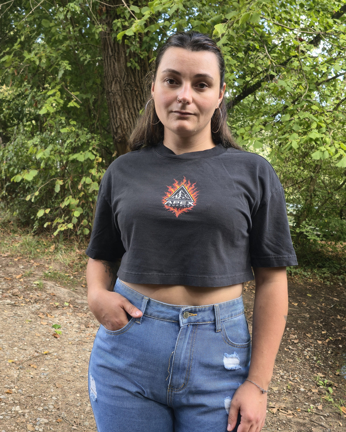 APEX SUPPLY Flammen-Emblem Crop Top – Black