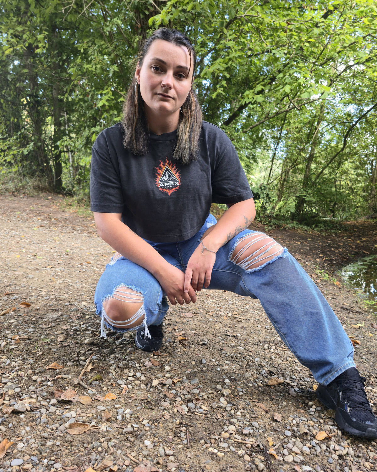 APEX SUPPLY Flammen-Emblem Crop Top getragen