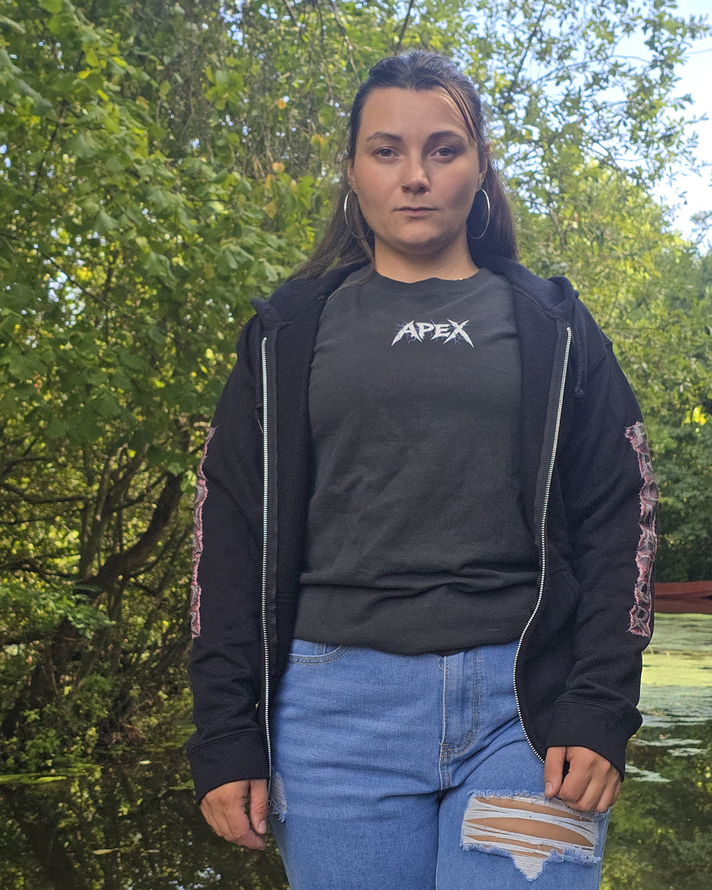 APEX SUPPLY Lightning Tee Washed Black getragen, Rueckenprint
