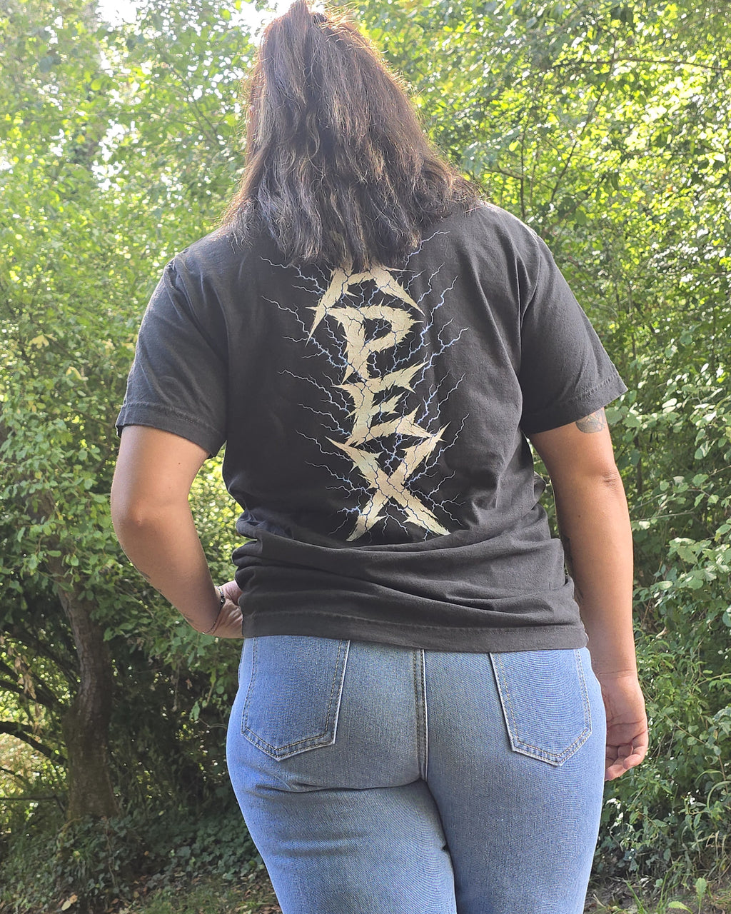APEX SUPPLY Lightning Tee Washed Black getragen, Rueckenprint