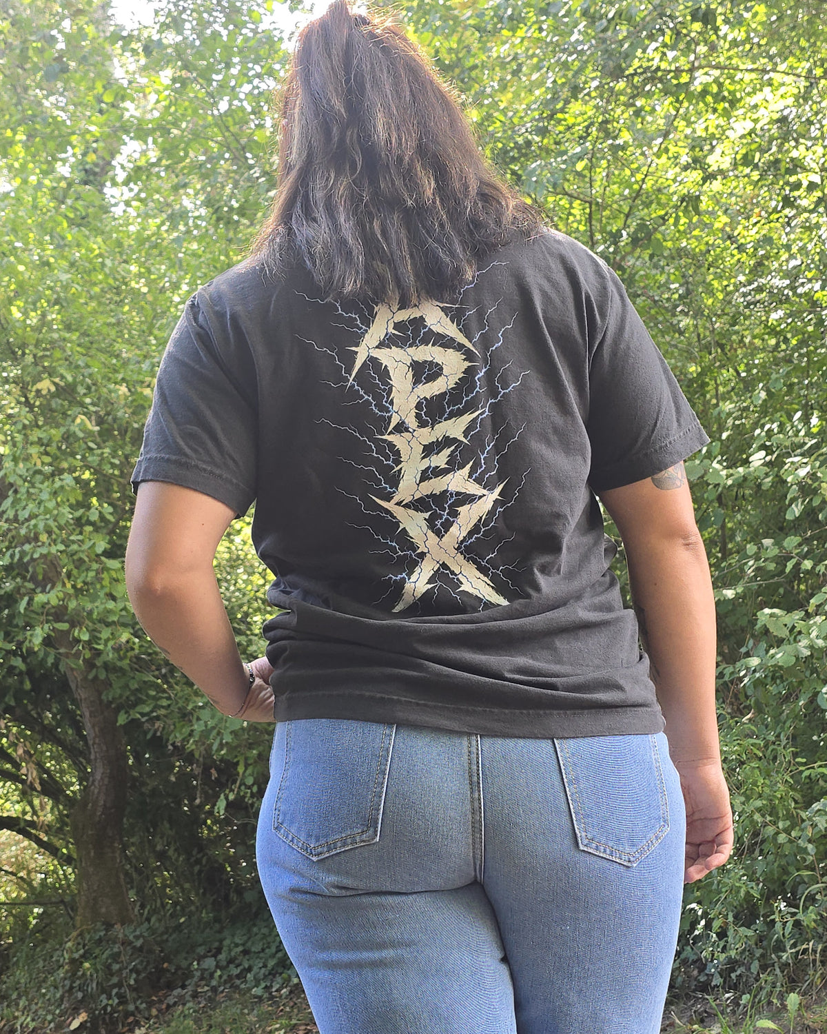 APEX SUPPLY Lightning Tee Washed Black getragen, Rueckenprint