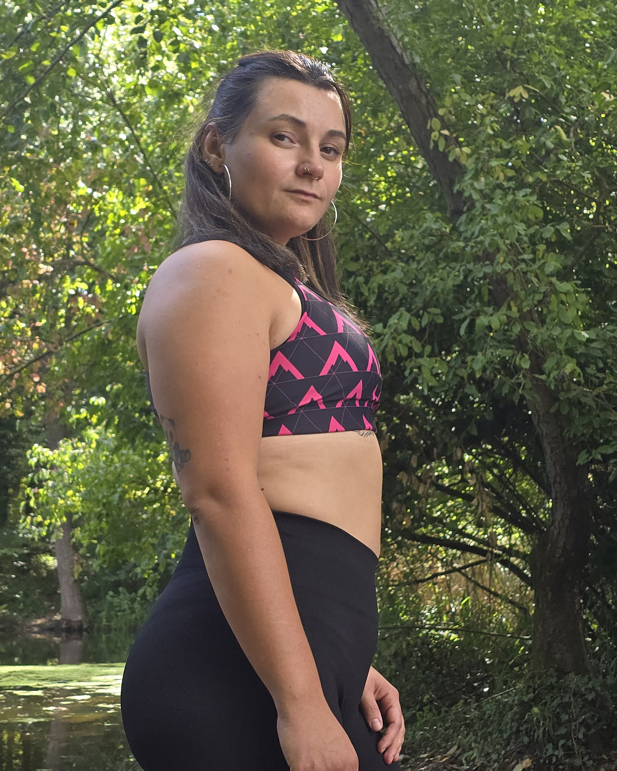 APEX Element Sports Bra Hot Pink getragen