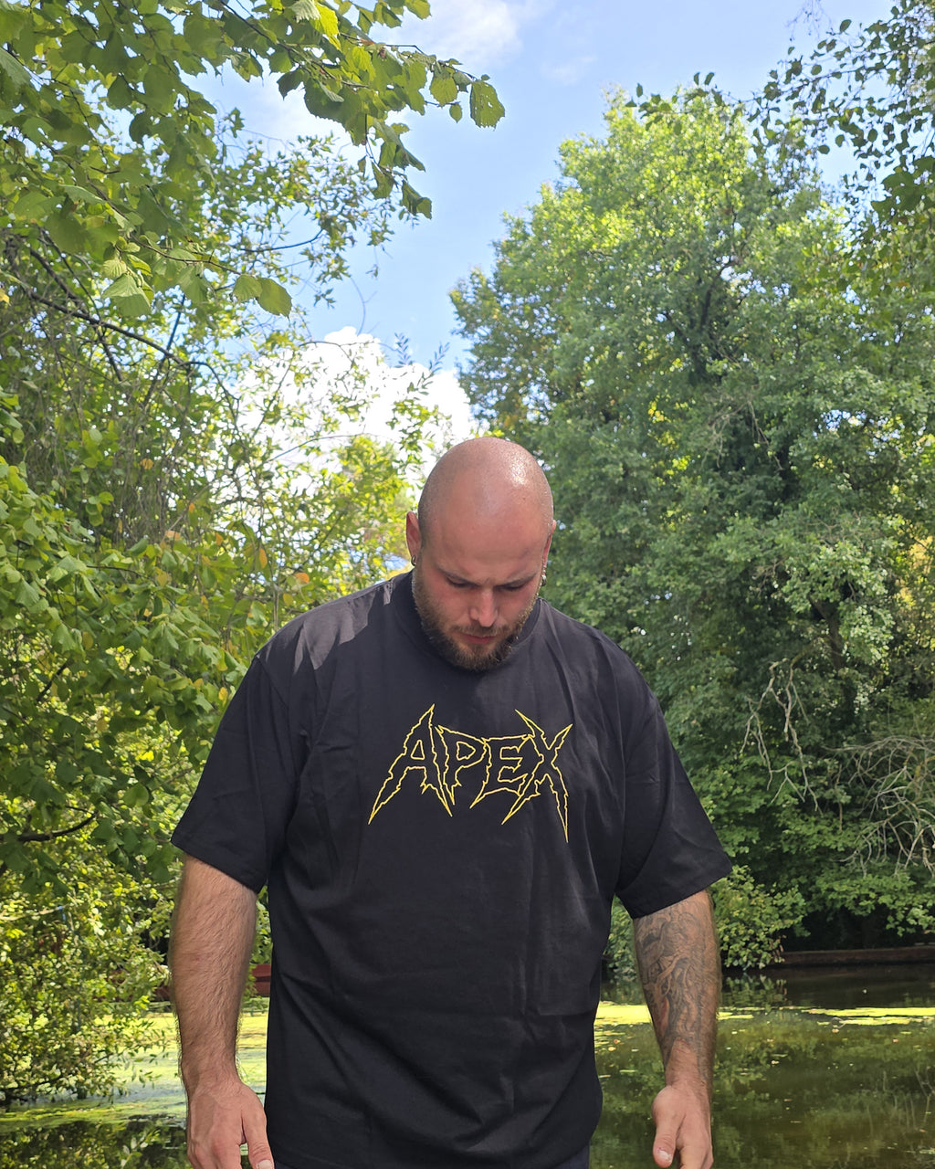APEX SUPPLY Oversized Tee Schwarz getragen, Outline-Print
