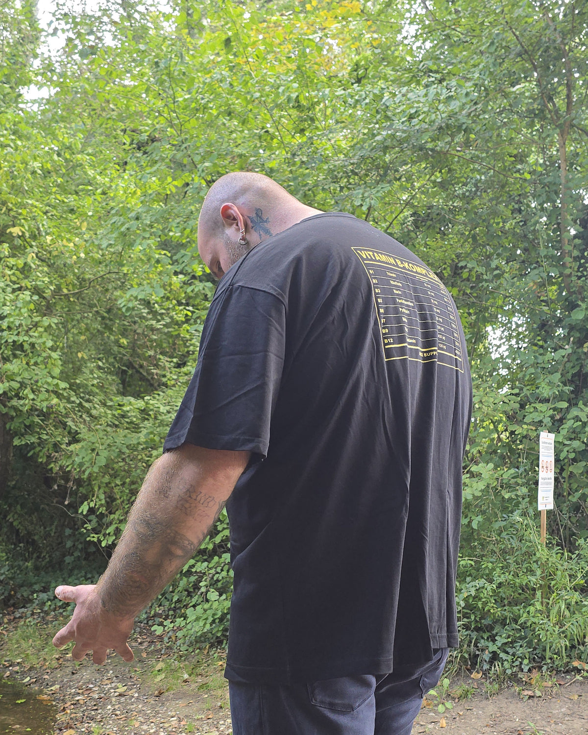 APEX SUPPLY B-Komplex Oversized Tee getragen, Rückenprint