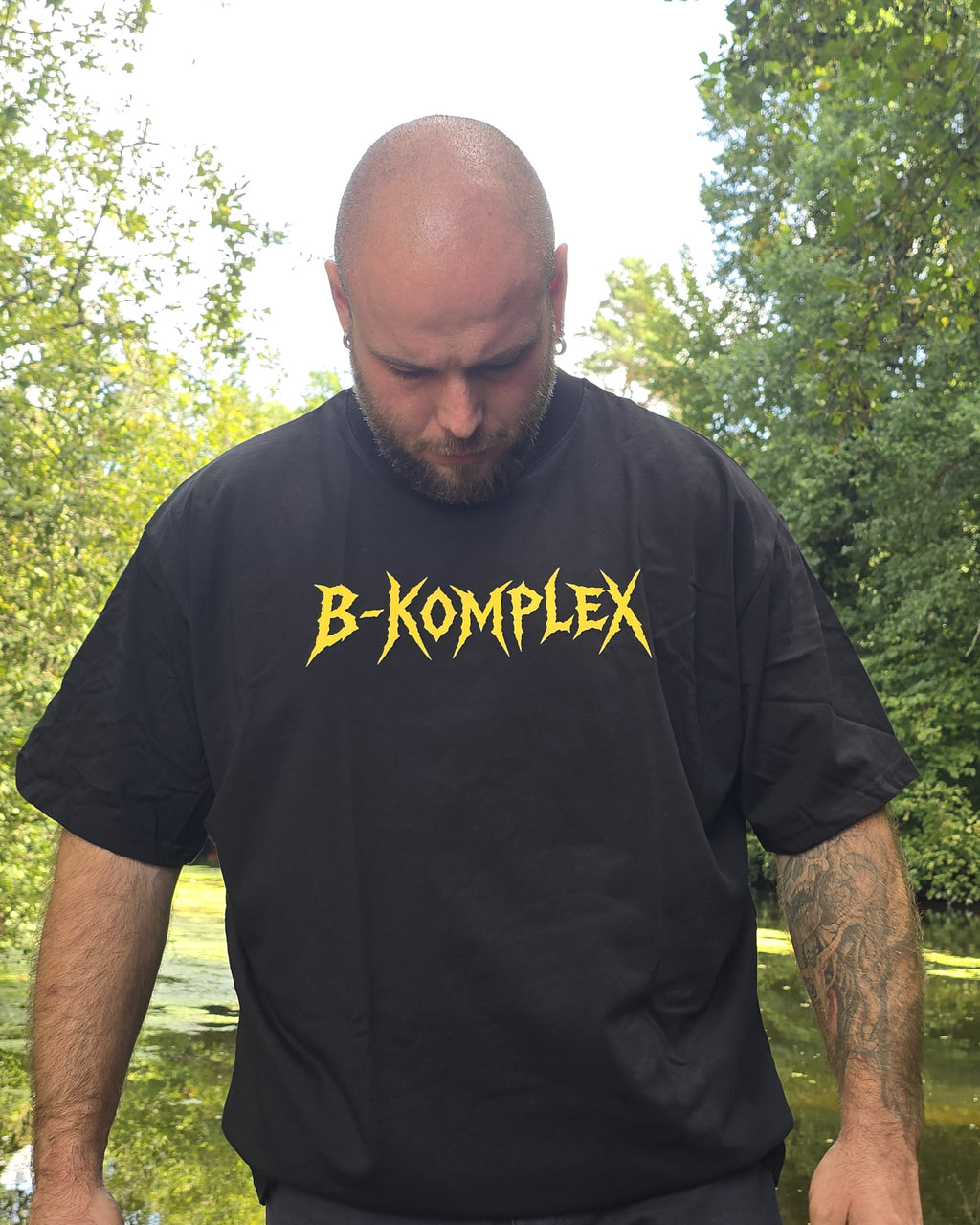 APEX SUPPLY B-Komplex Oversized Tee getragen, Rückenprint