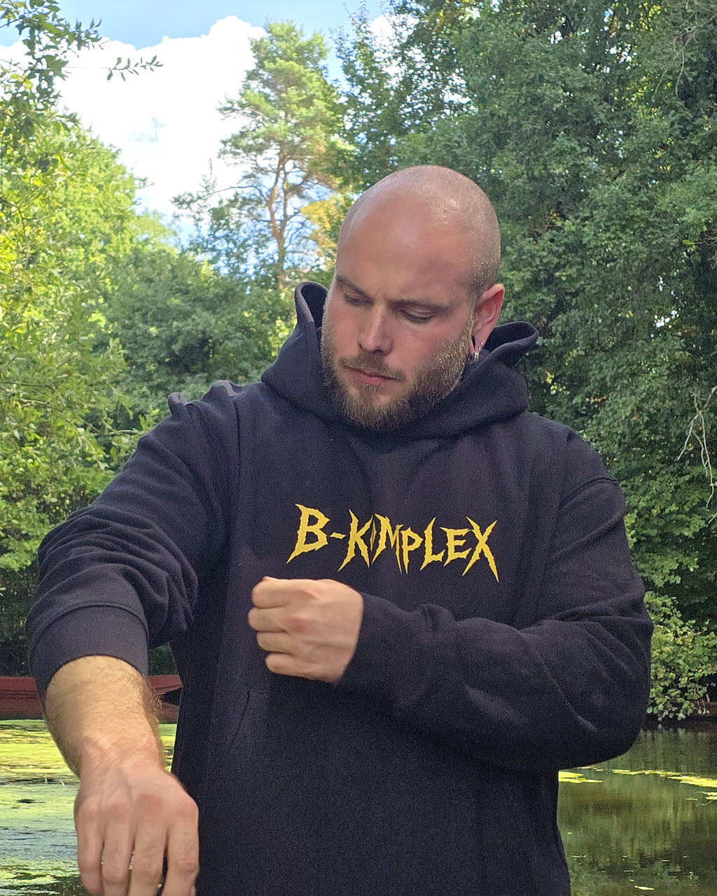 APEX SUPPLY B-Komplex Oversized Hoodie getragen