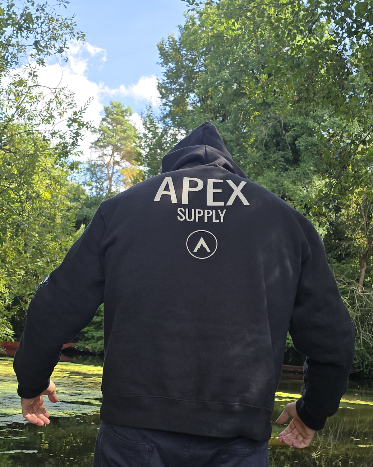 APEX SUPPLY Pump Cover Hoodie getragen, Rückenprint