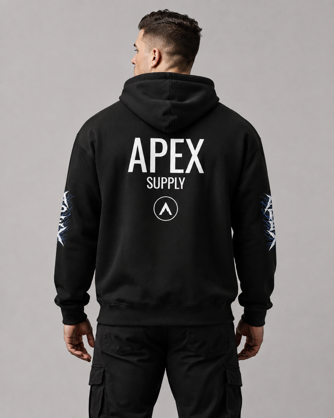 Mann trägt den APEX SUPPLY Pump Cover Hoodie, grosser Rückendruck