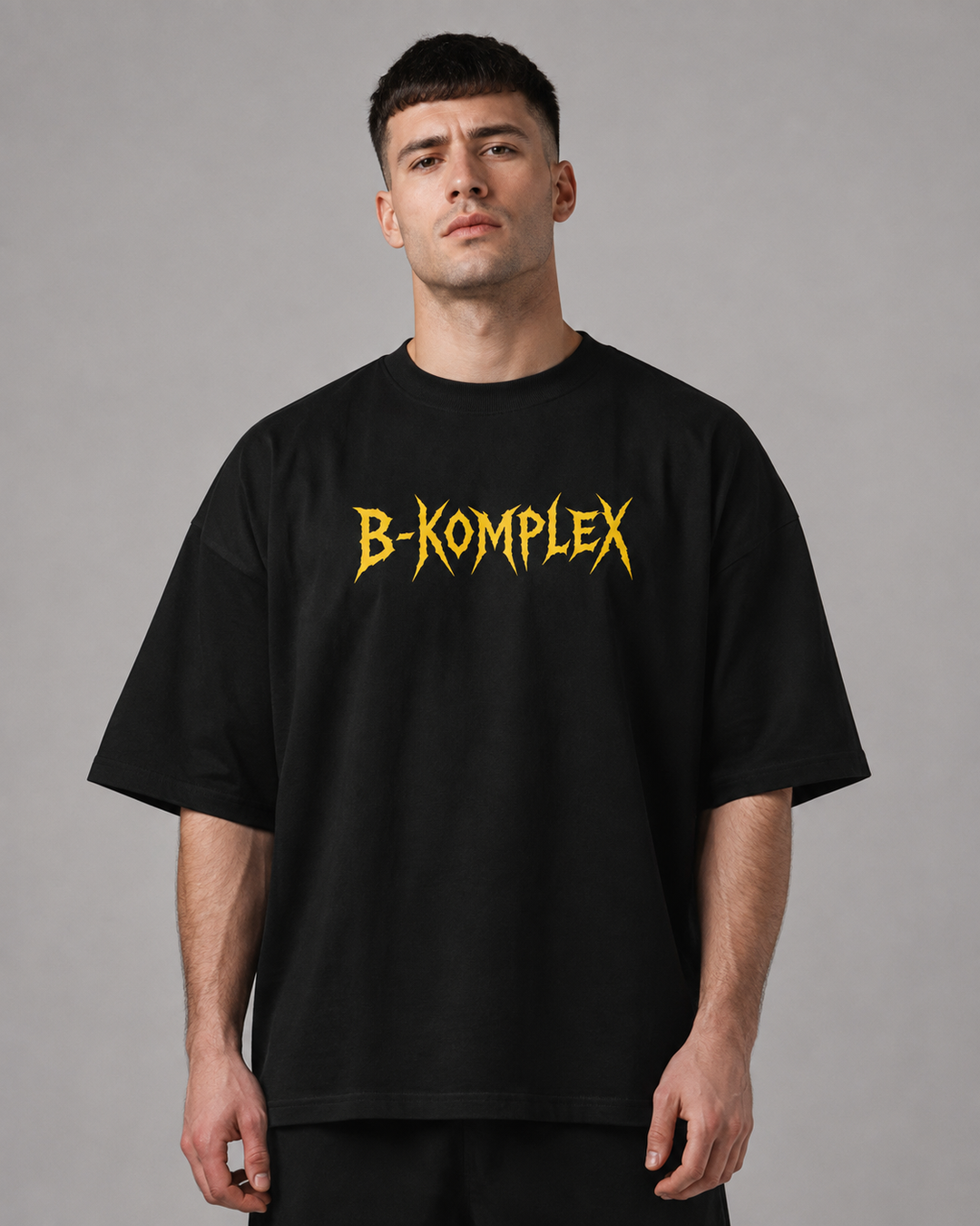 Mann trägt das APEX SUPPLY B-Komplex Oversized Tee in Schwarz, Frontansicht