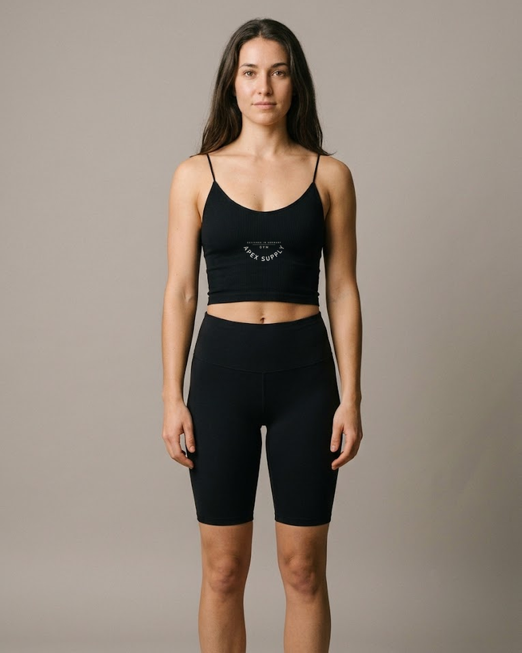 Frau trägt das APEX SUPPLY Tendo Tank Top in Schwarz, Frontansicht
