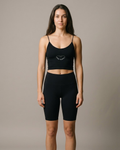 Frau trägt das APEX SUPPLY Tendo Tank Top in Schwarz, Frontansicht
